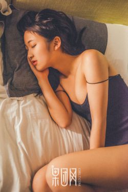 美女洗澡视频把奶露出来